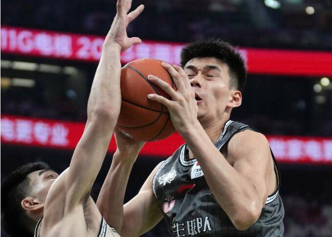 浓眉40+13詹皇14中5獭兔25+8+7湖人不敌绿军　NBA圣诞大战焦点战，湖人主场迎战凯尔特人，湖人上一场终结连败，目前16胜14负排在西部第9位，凯尔特人则是22胜6负高居东部榜首，本场比赛波尔津吉斯迎来复出。